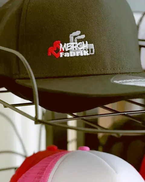Bestickte Caps im Musterregal