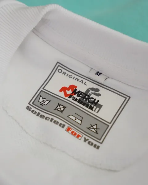 Gedrucktes Innenetikett auf einem weissen Shirt