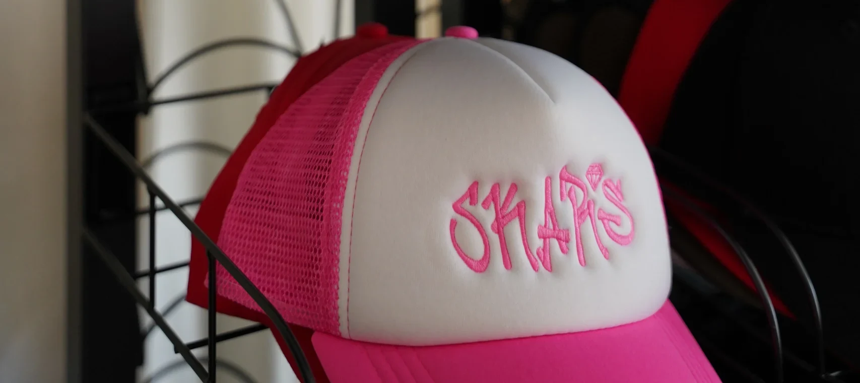 Pinke Trucker-Cap mit 3D-Stick SKARS im Musterregal